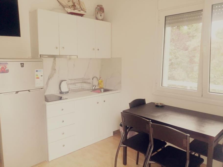 3 Room Apartment By The Beach - Free Parking Peraia  ภายนอก รูปภาพ